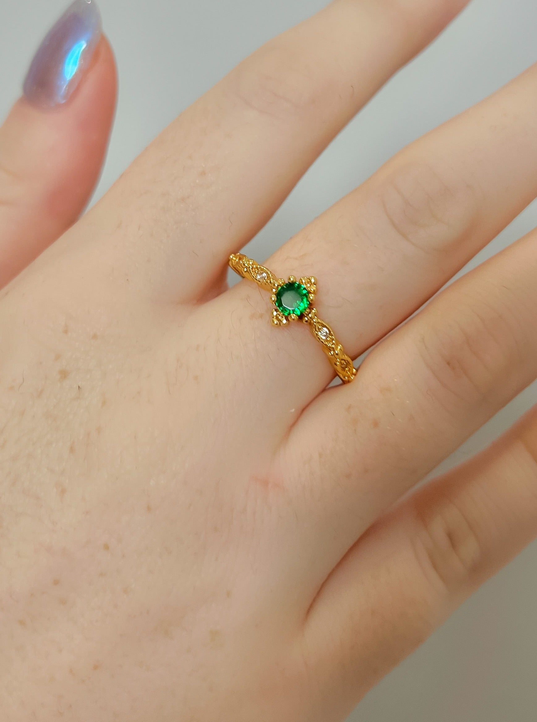 Anillo con diamantes y esmeralda