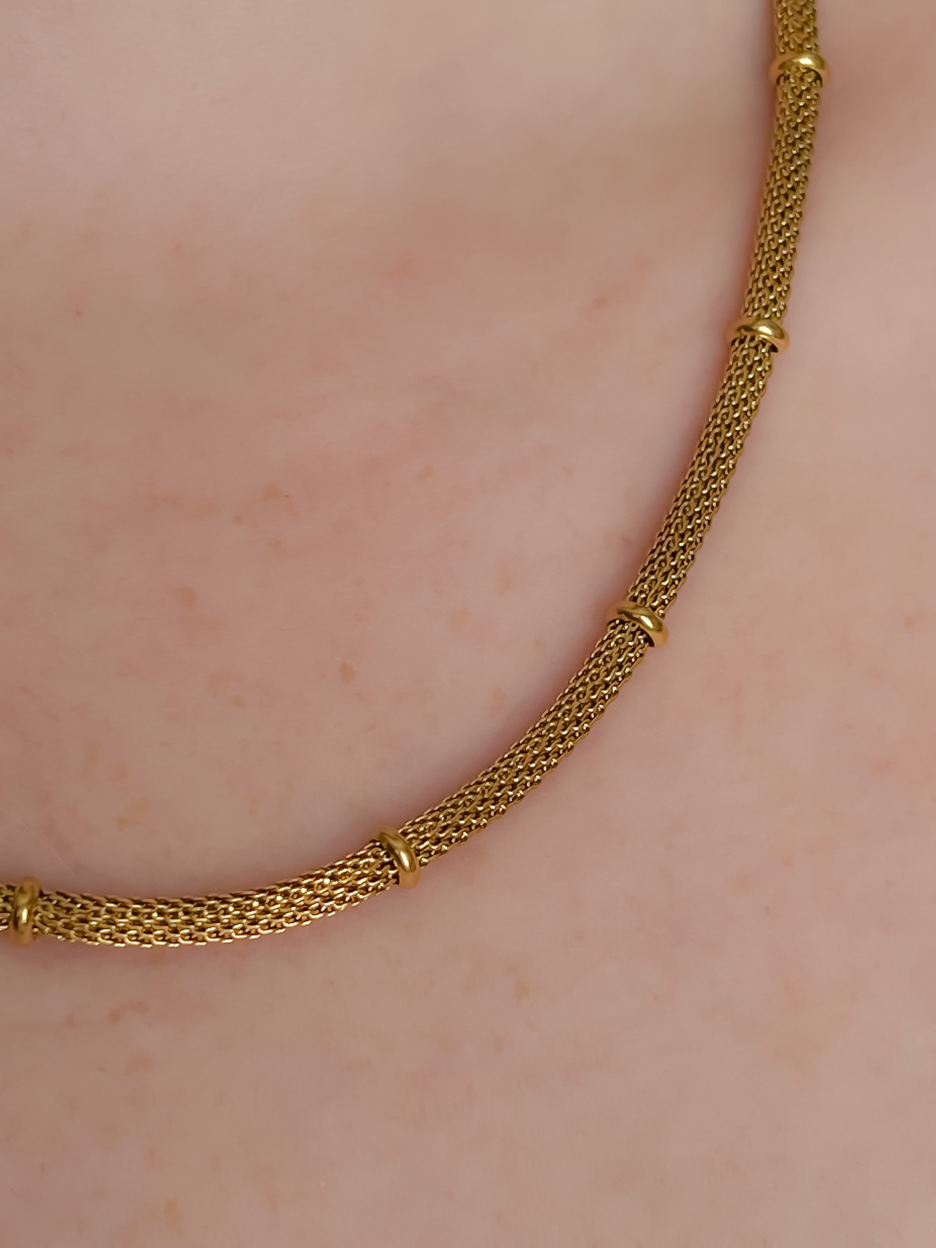 Collar cadena con bolitas doradas