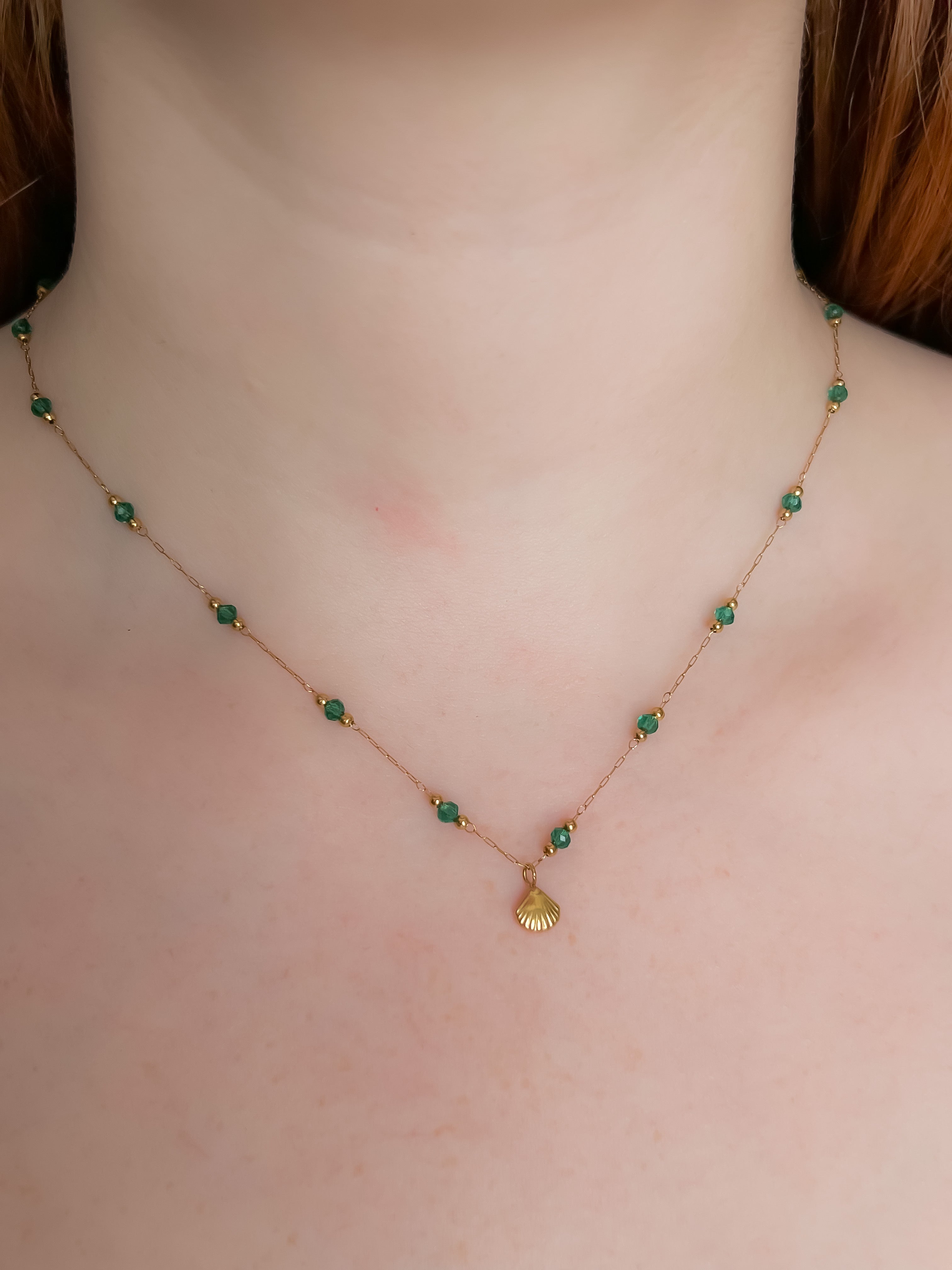 Collar de concha y esmeraldas
