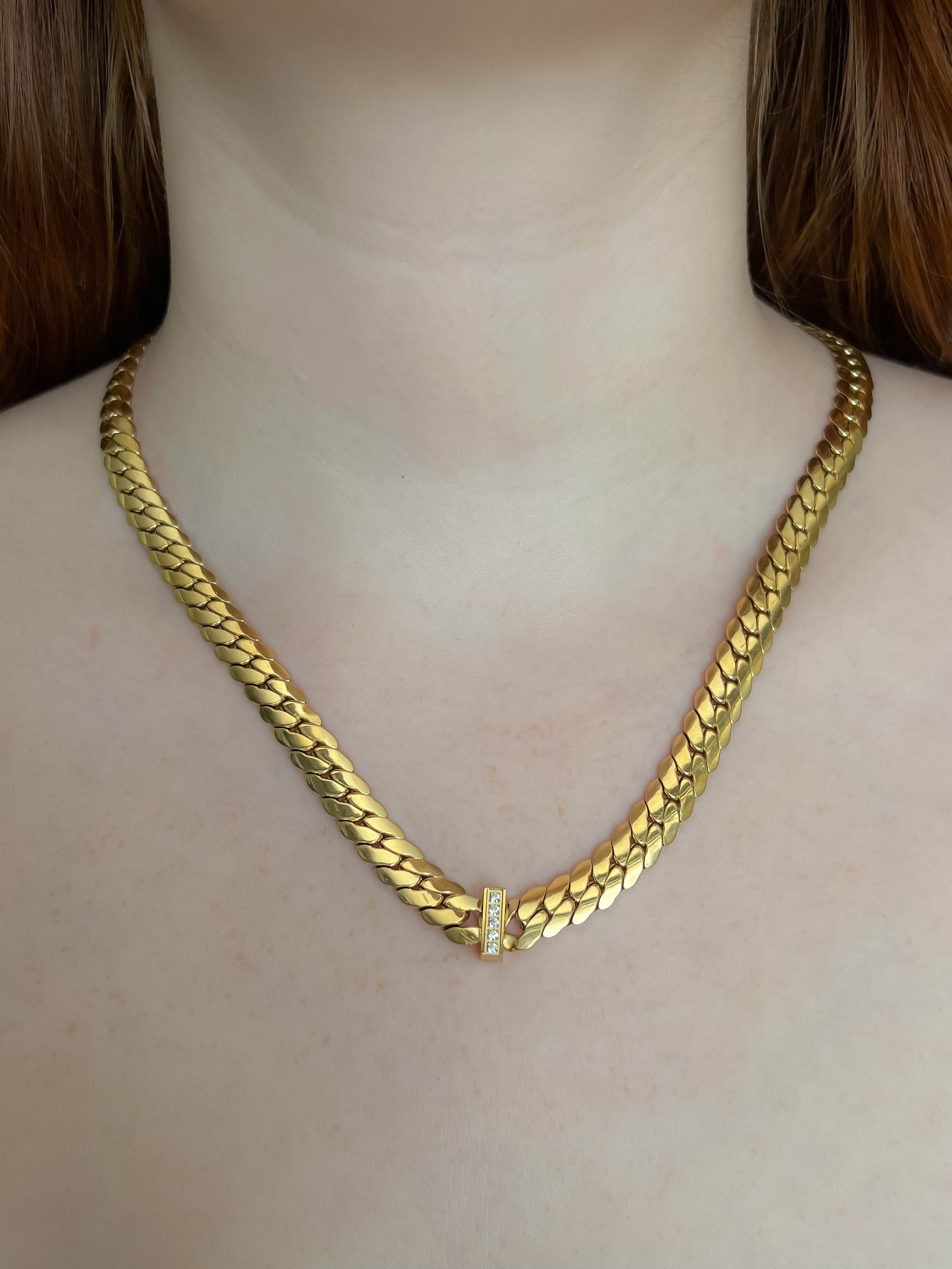 Cadena planchada con detalle de diamantes
