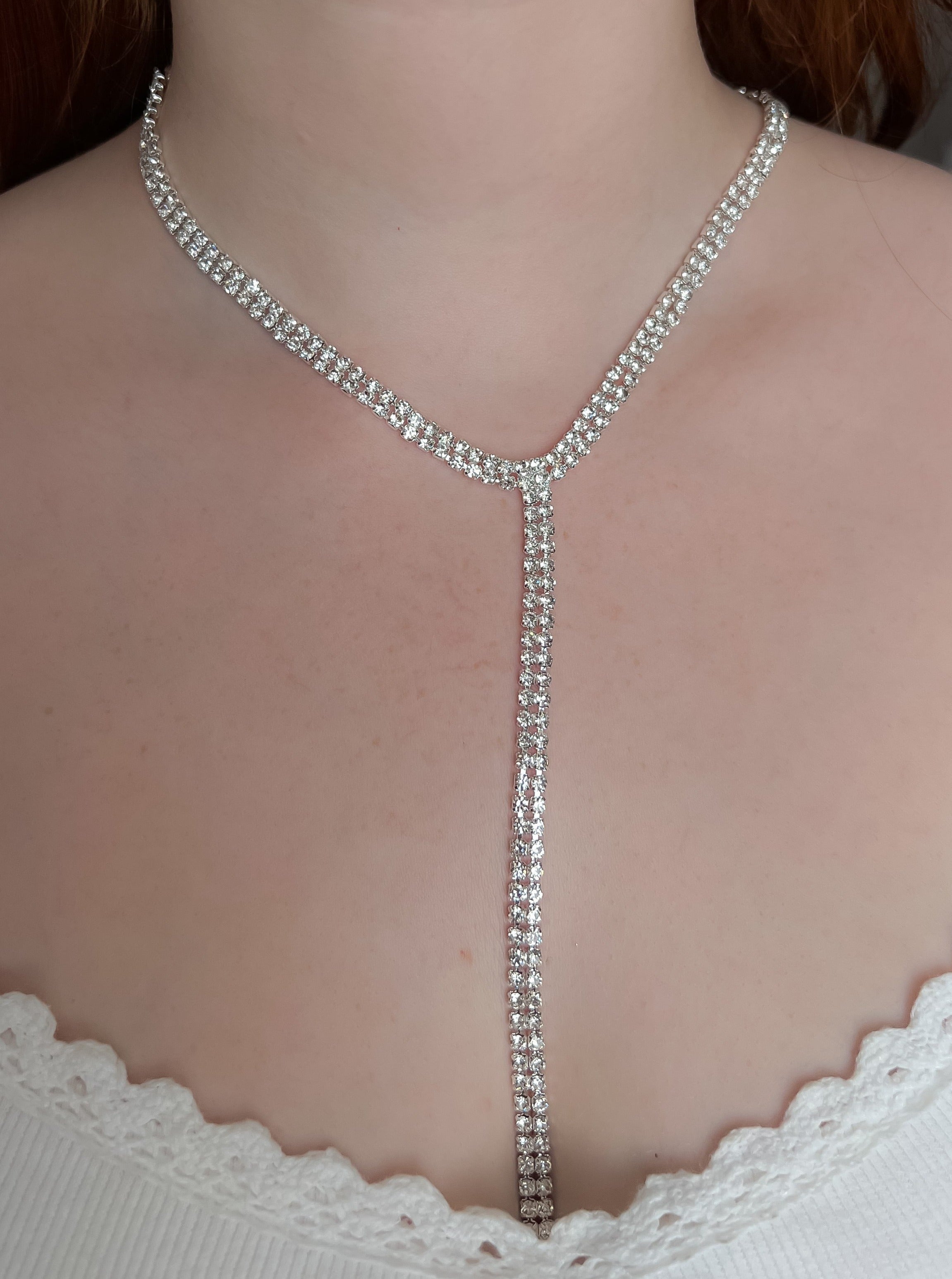 Choker largo de rhinestones plateado