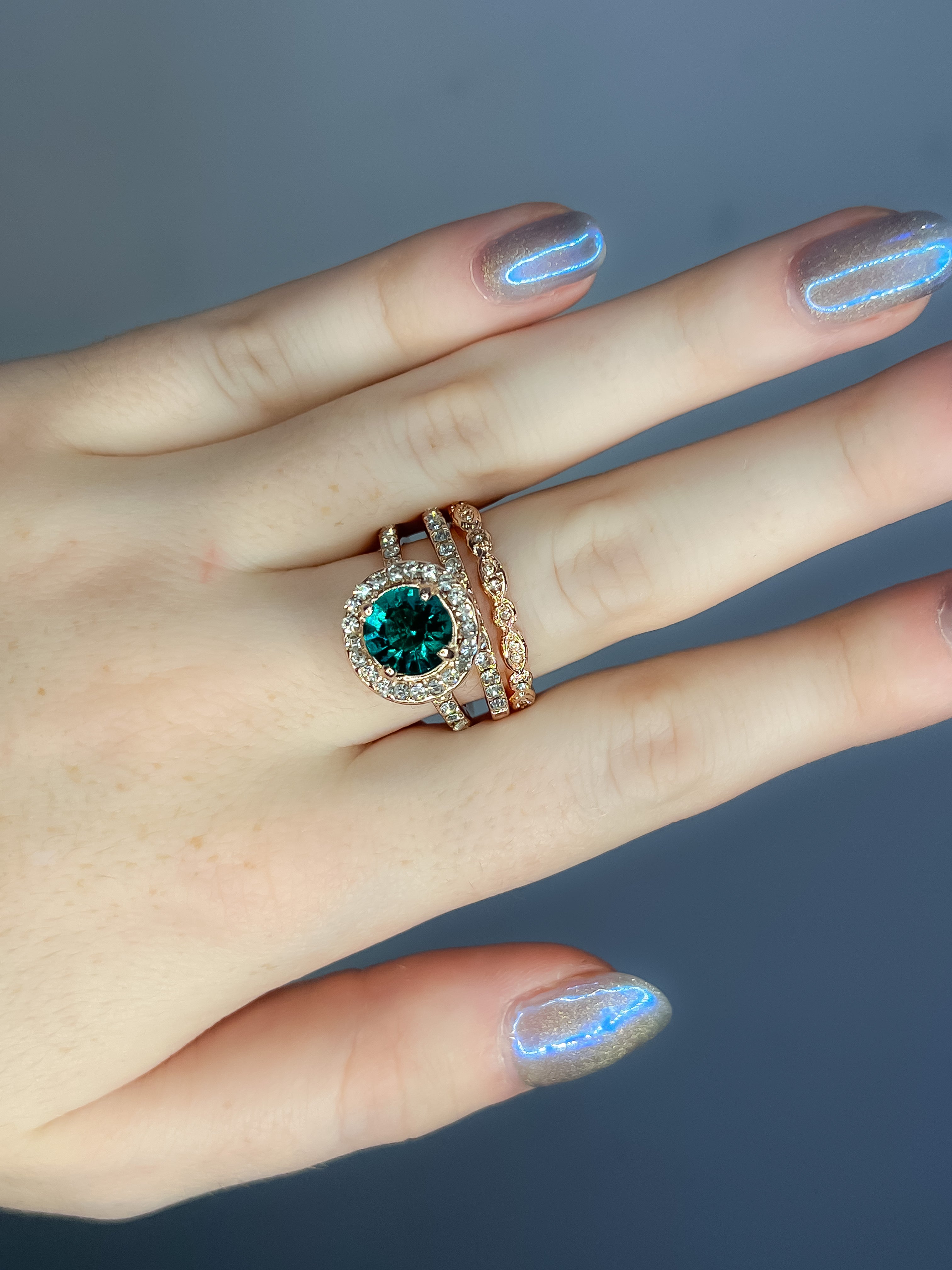 Anillo triple con esmeralda y diamantes