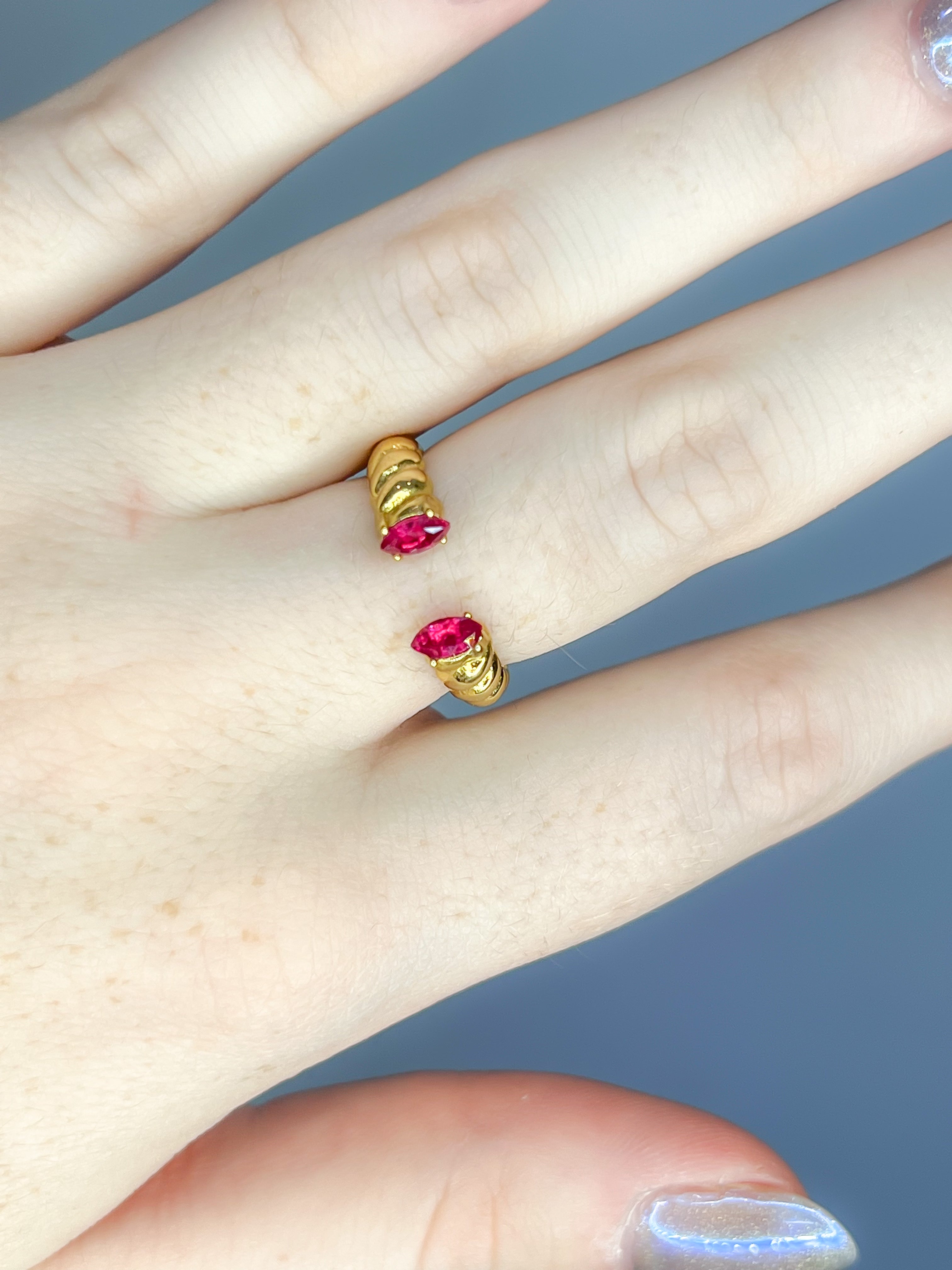 Anillo dorado con zafiro ajustable