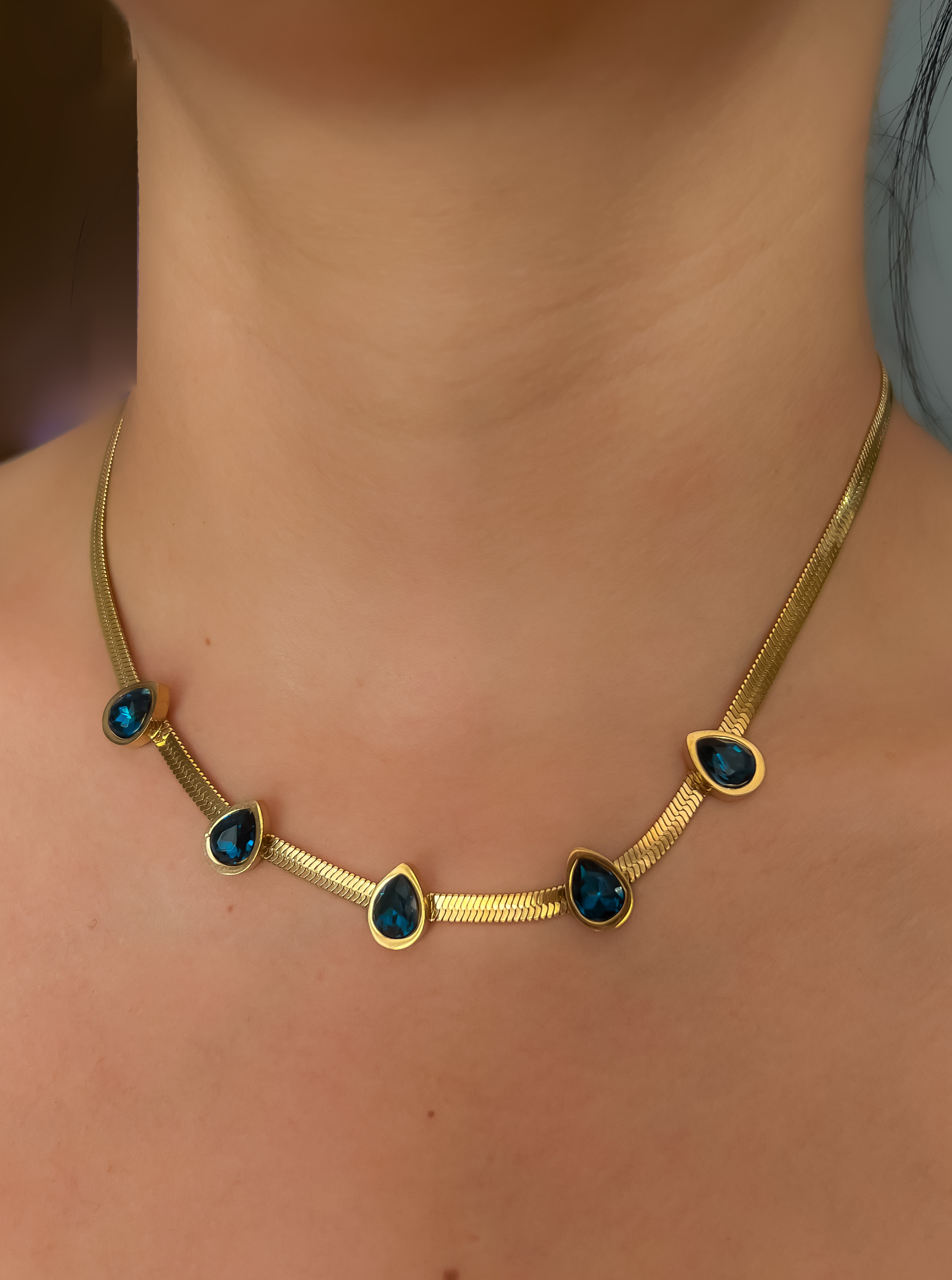 Choker planchado con gotas azules