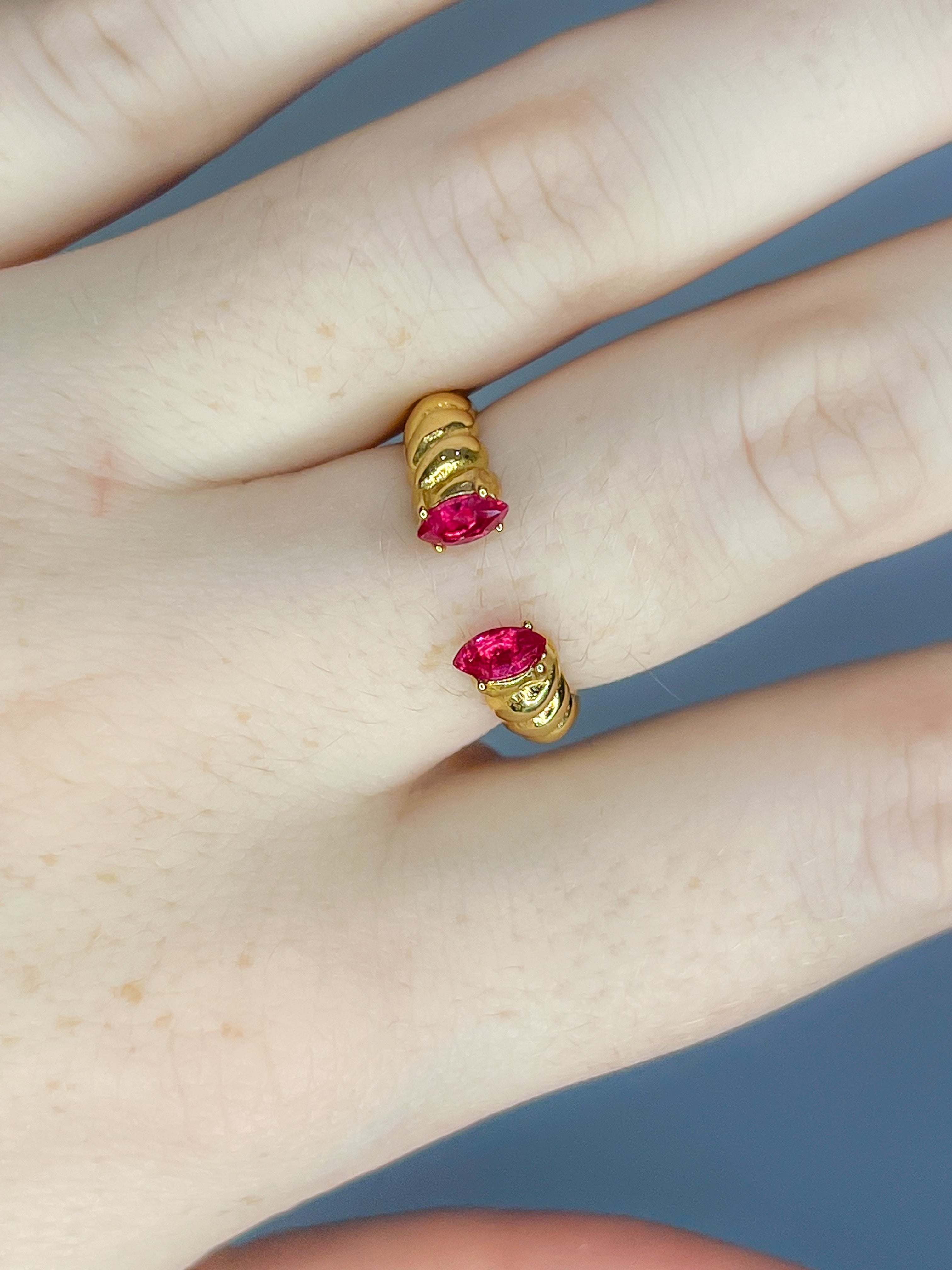 Anillo dorado con zafiro ajustable