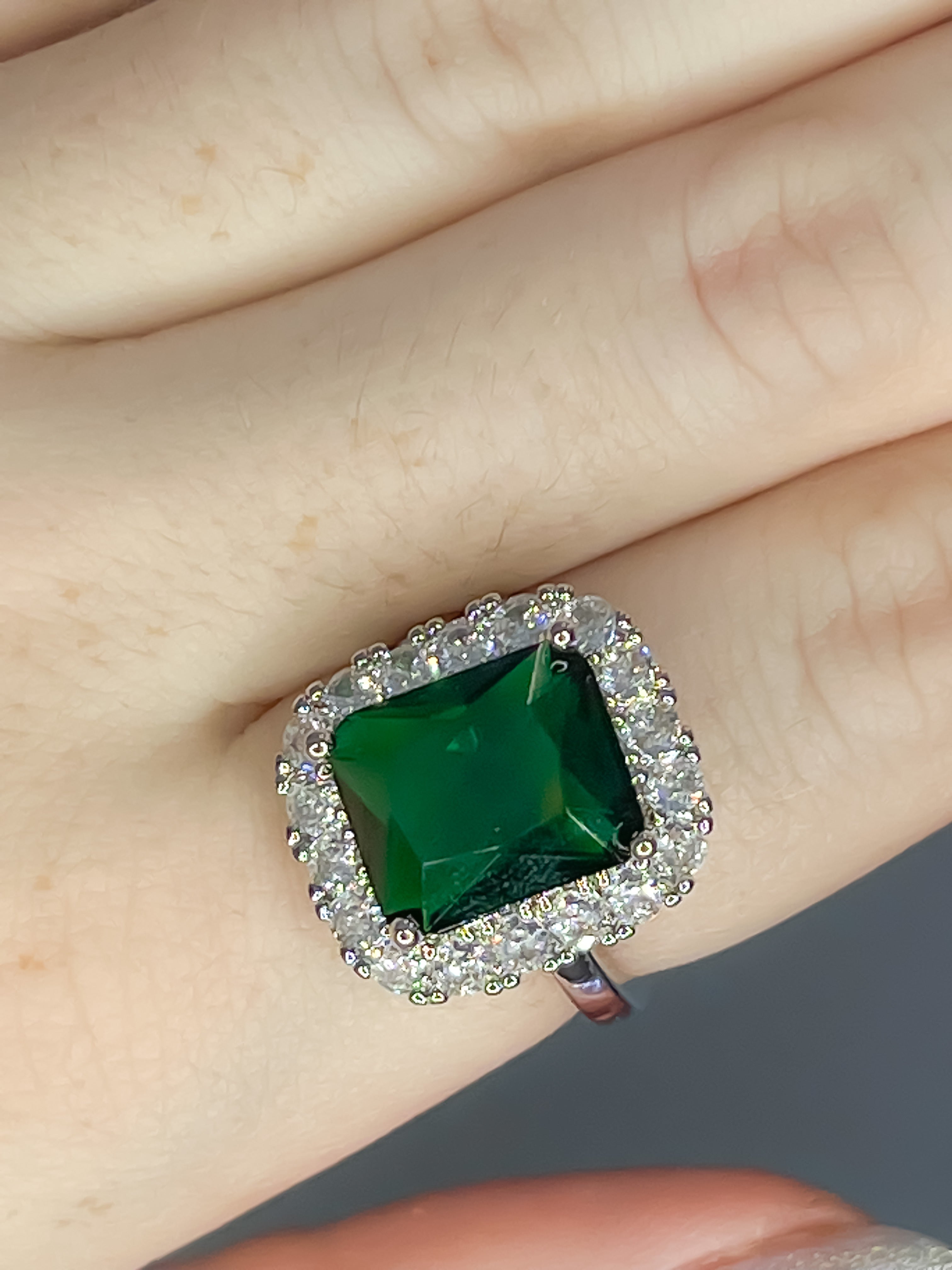 Anillo Esmeralda con Halo