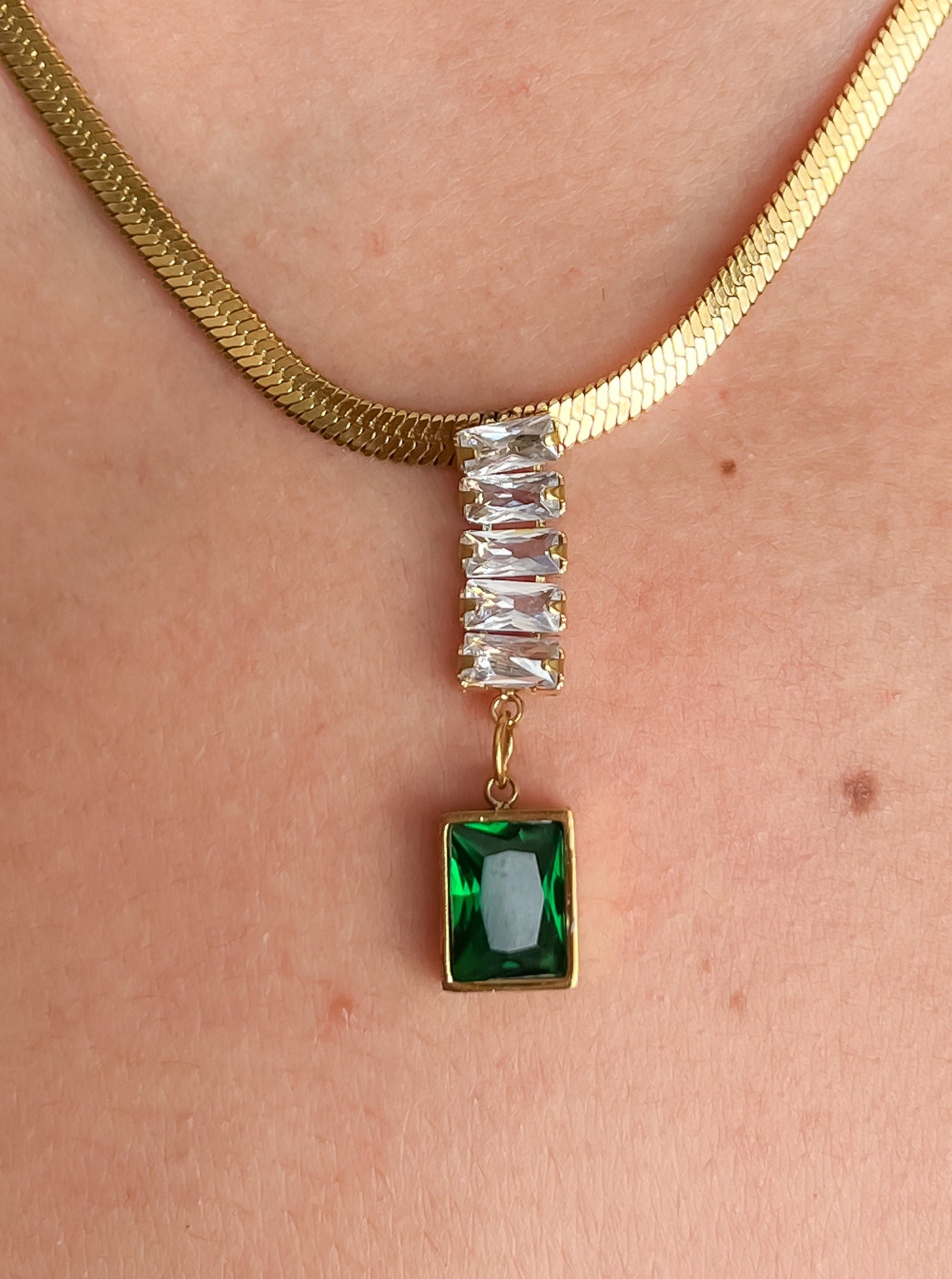 Collar planchado con diamantes y esmeralda