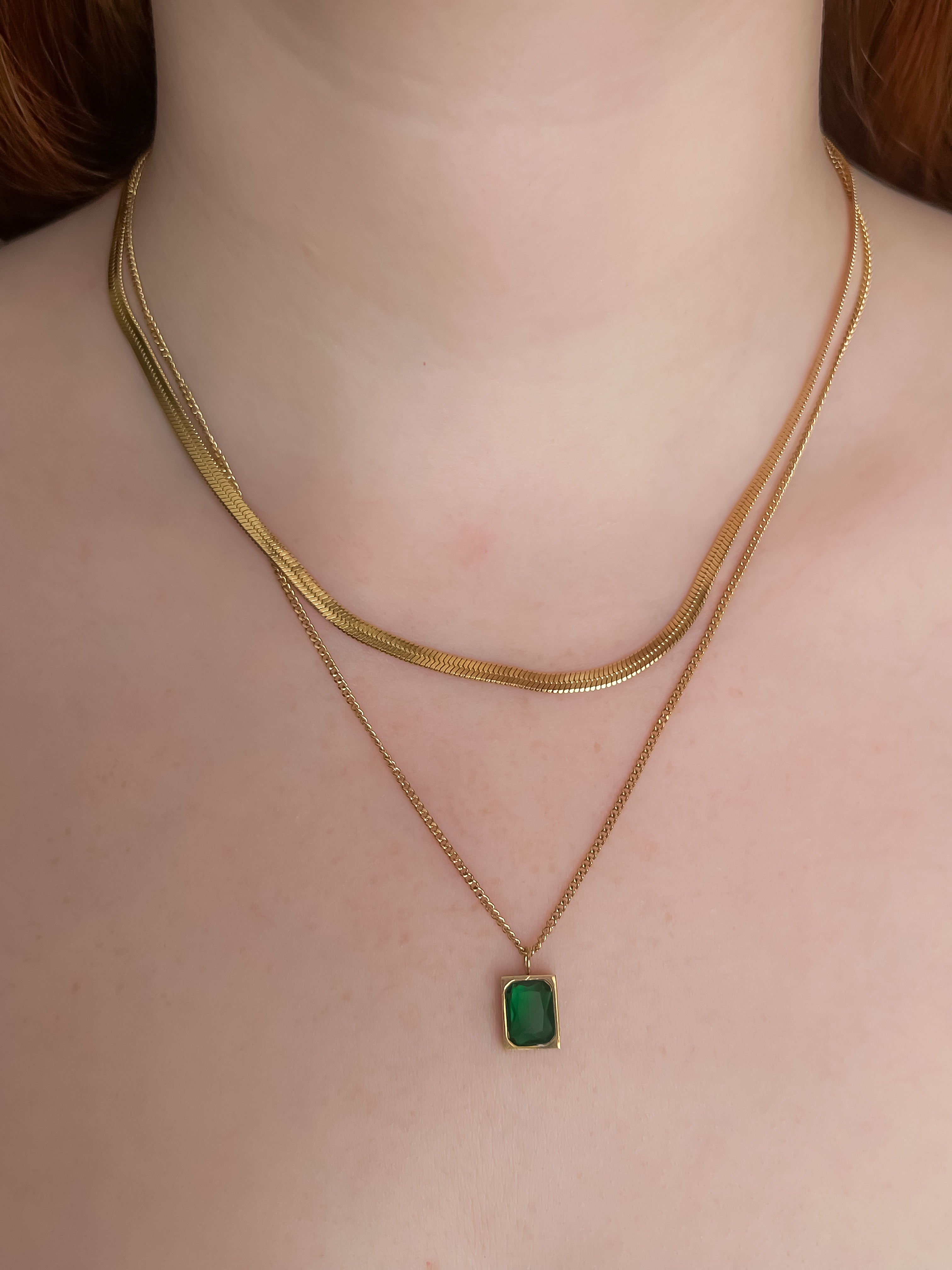 Collar doble con piedra esmeralda