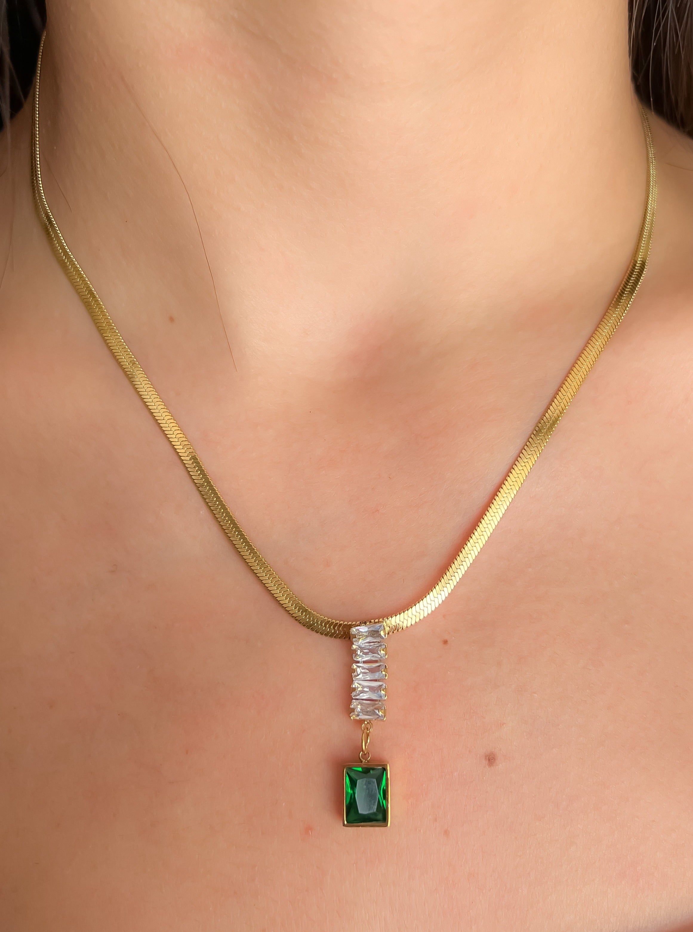 Collar planchado con diamantes y esmeralda