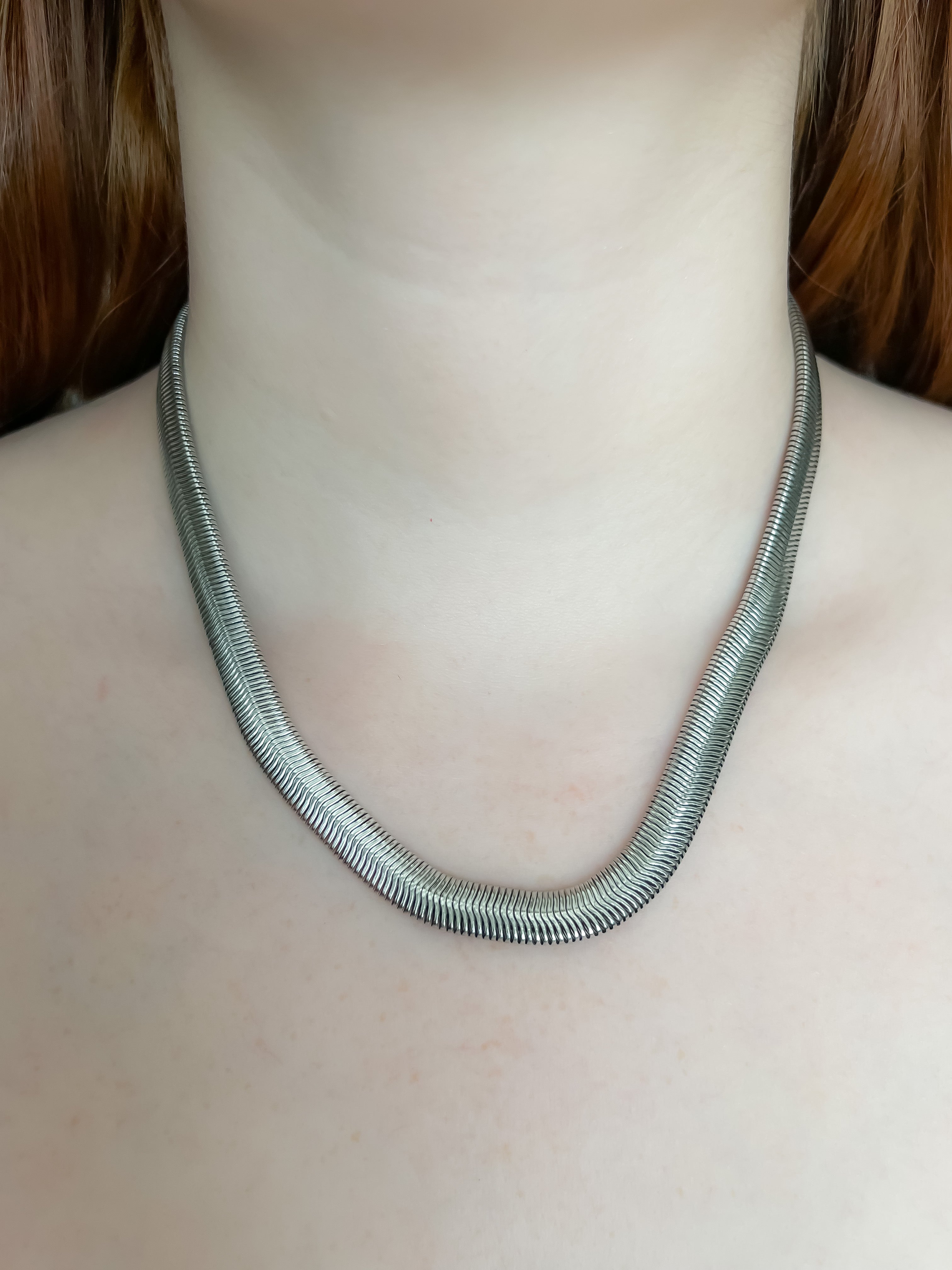 Collar planchado tono acero