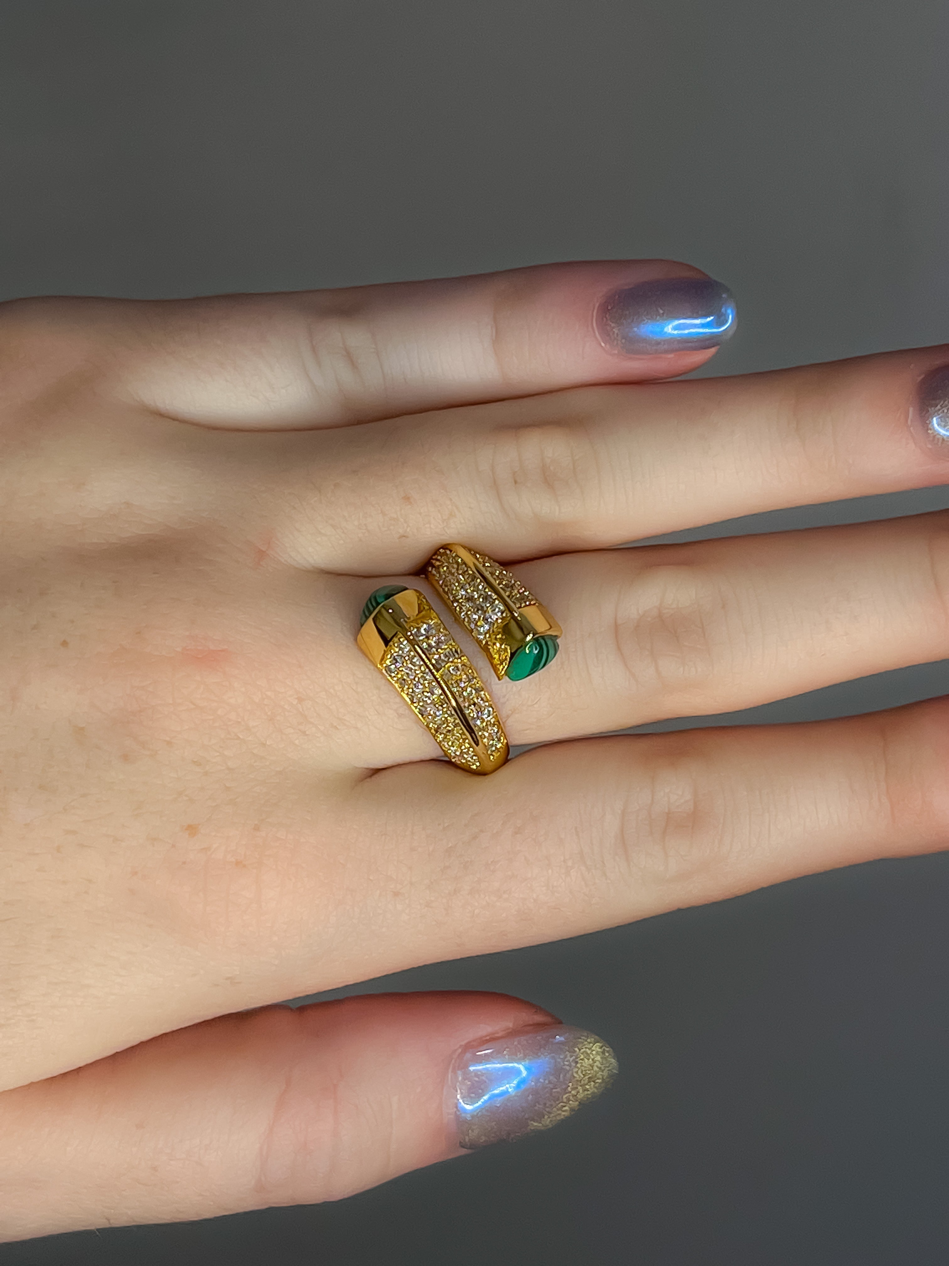 Anillo ajustable pave con piedra verde