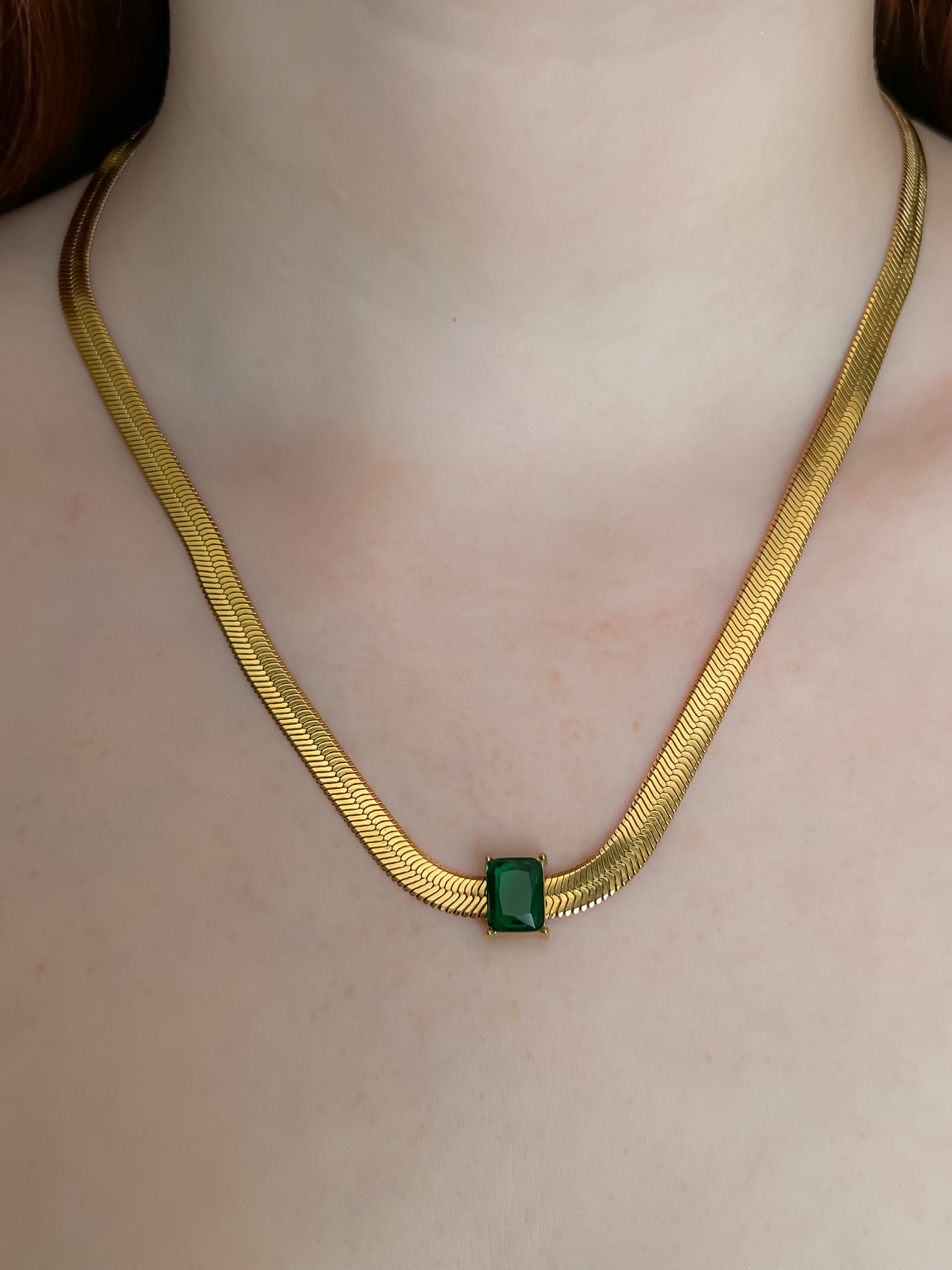 Collar planchado con esmeralda