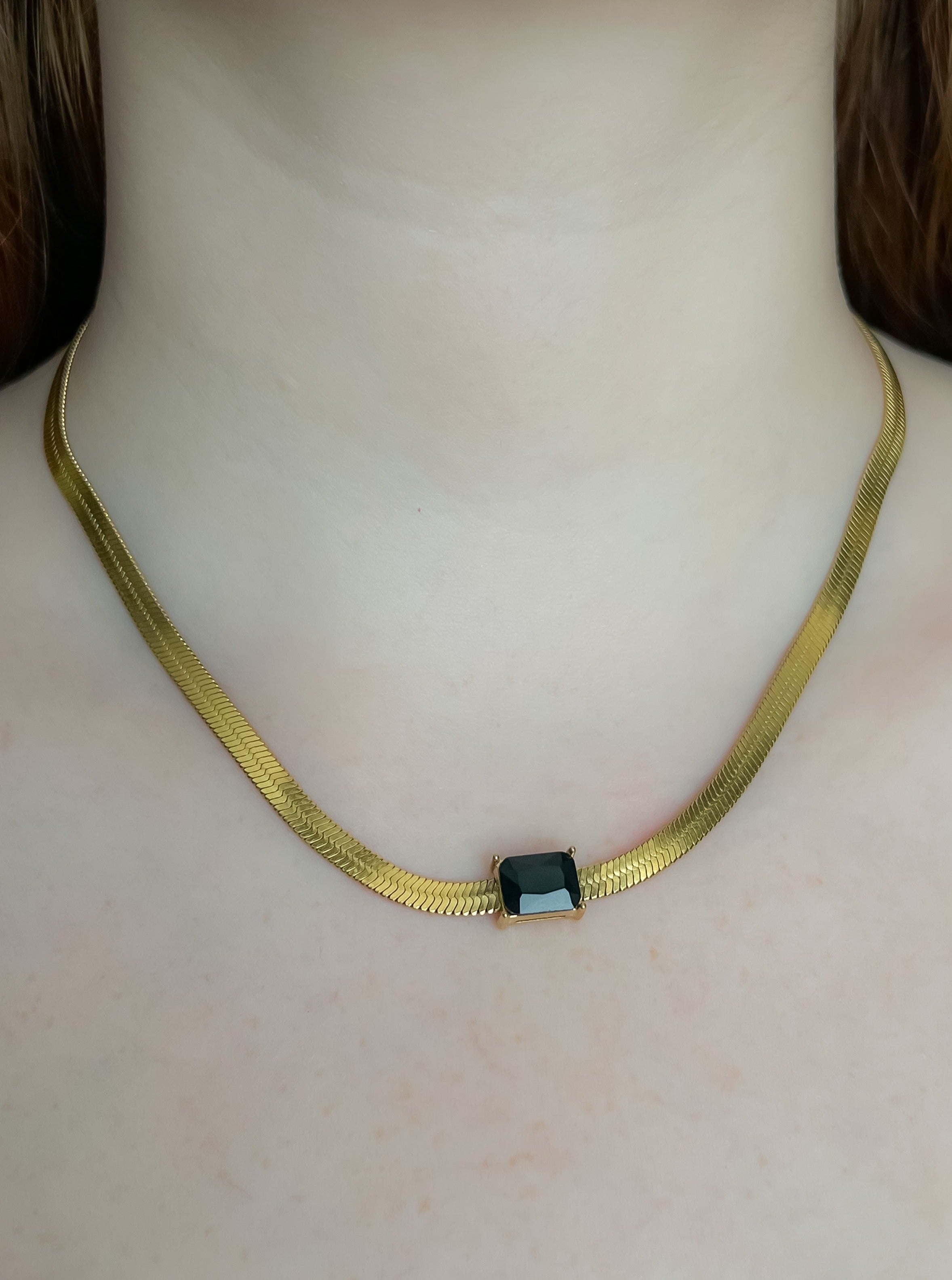 Collar planchado con piedra negra