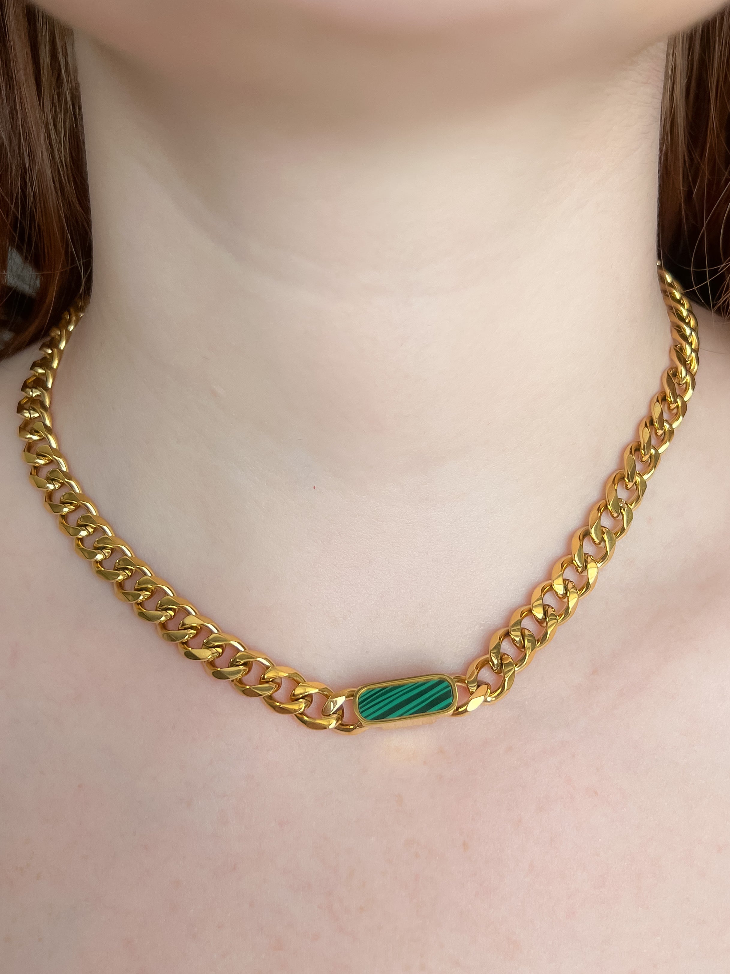 Cadena con dije rectángulo verde