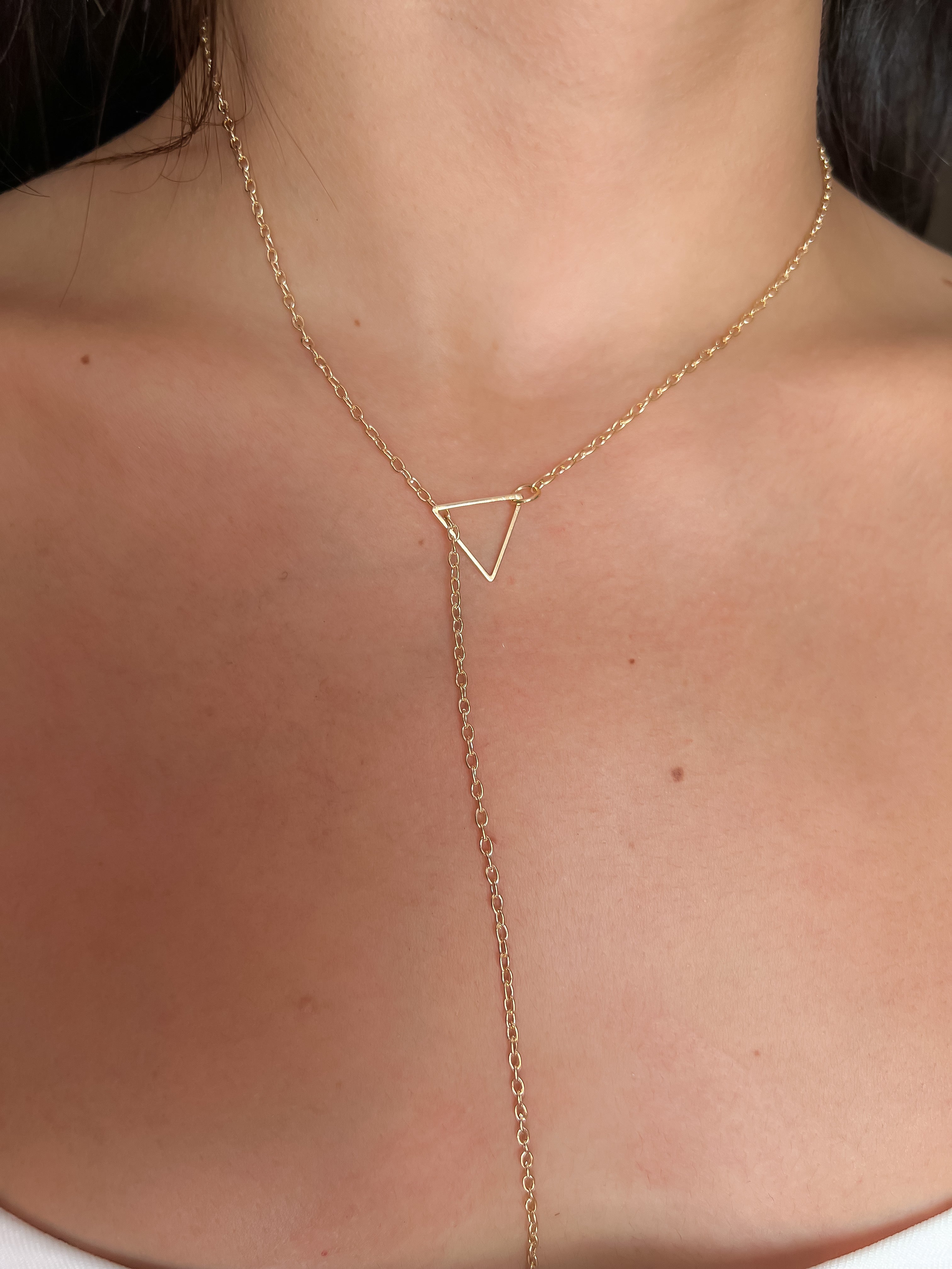 Collar triangulo perla dorado