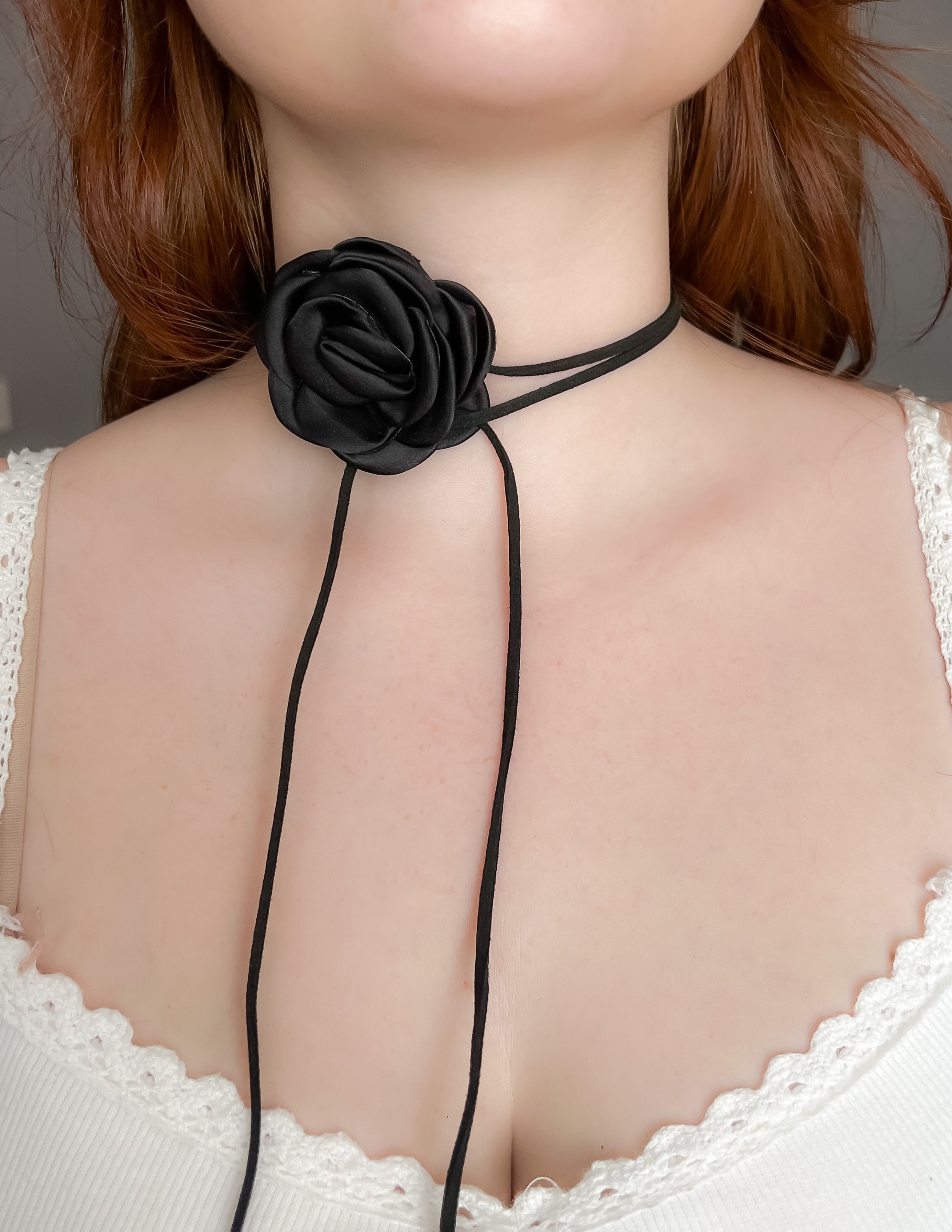 Choker colgante de flor negro