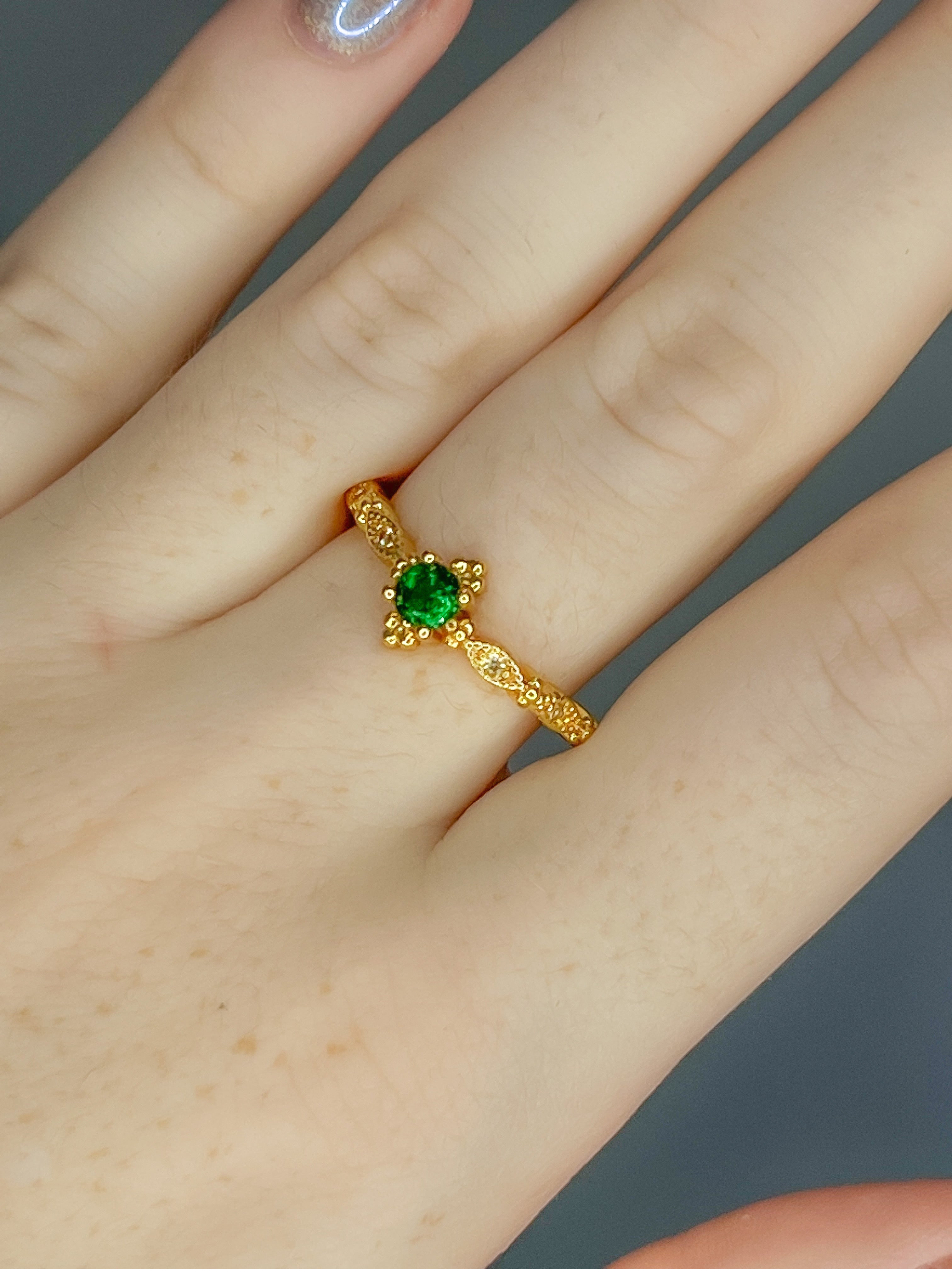 Anillo con diamantes y esmeralda