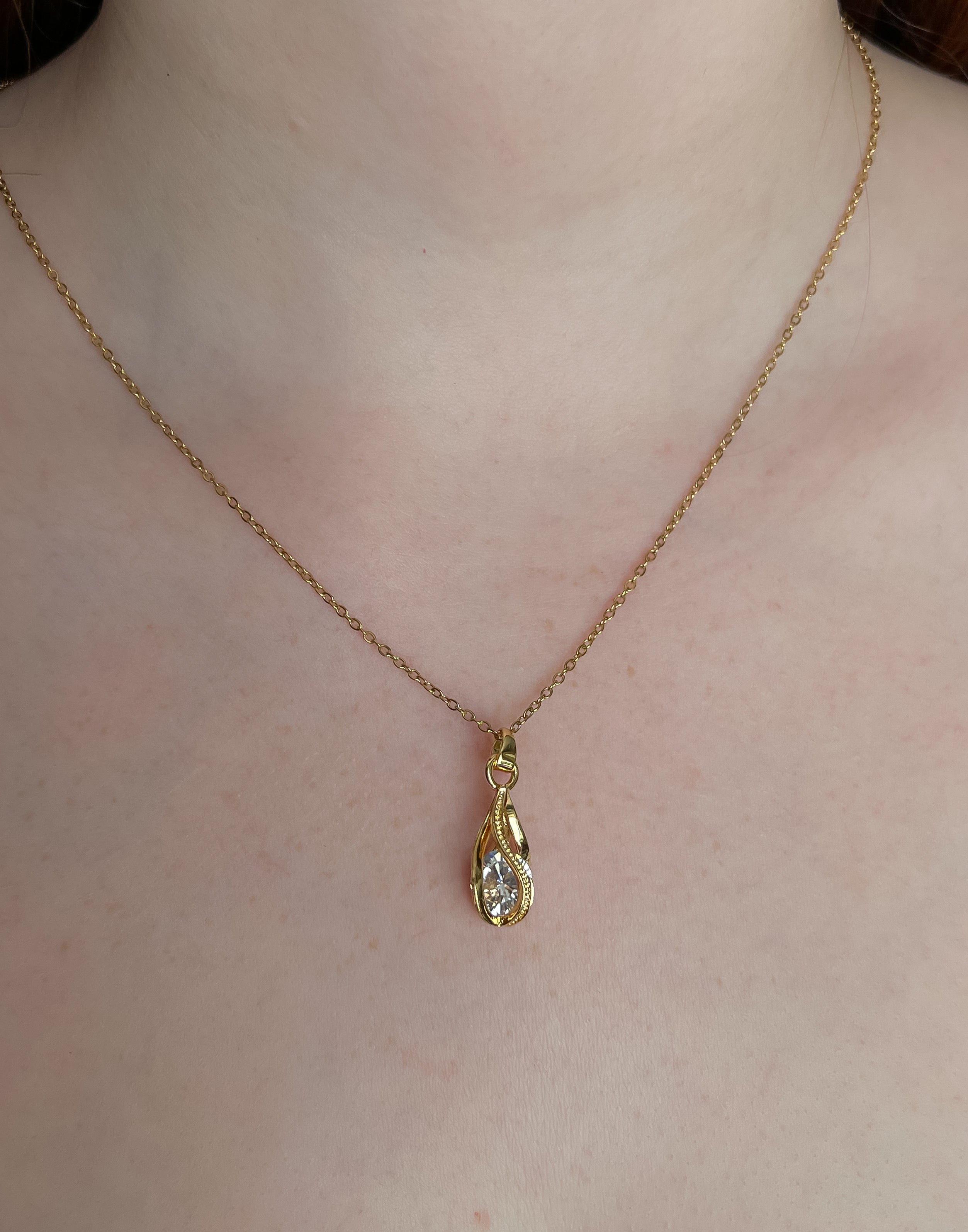 Collar dorado con dije de diamante