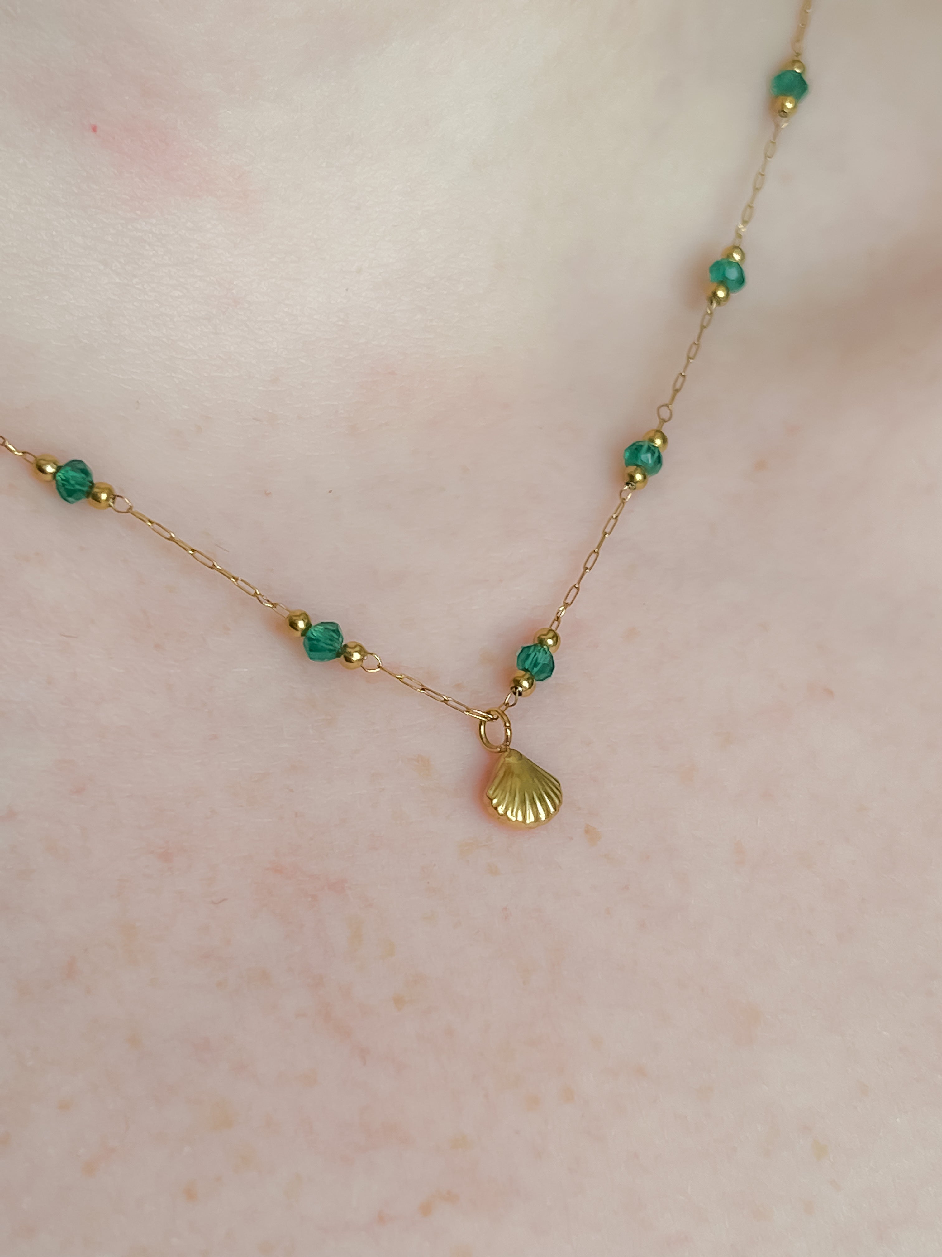 Collar de concha y esmeraldas