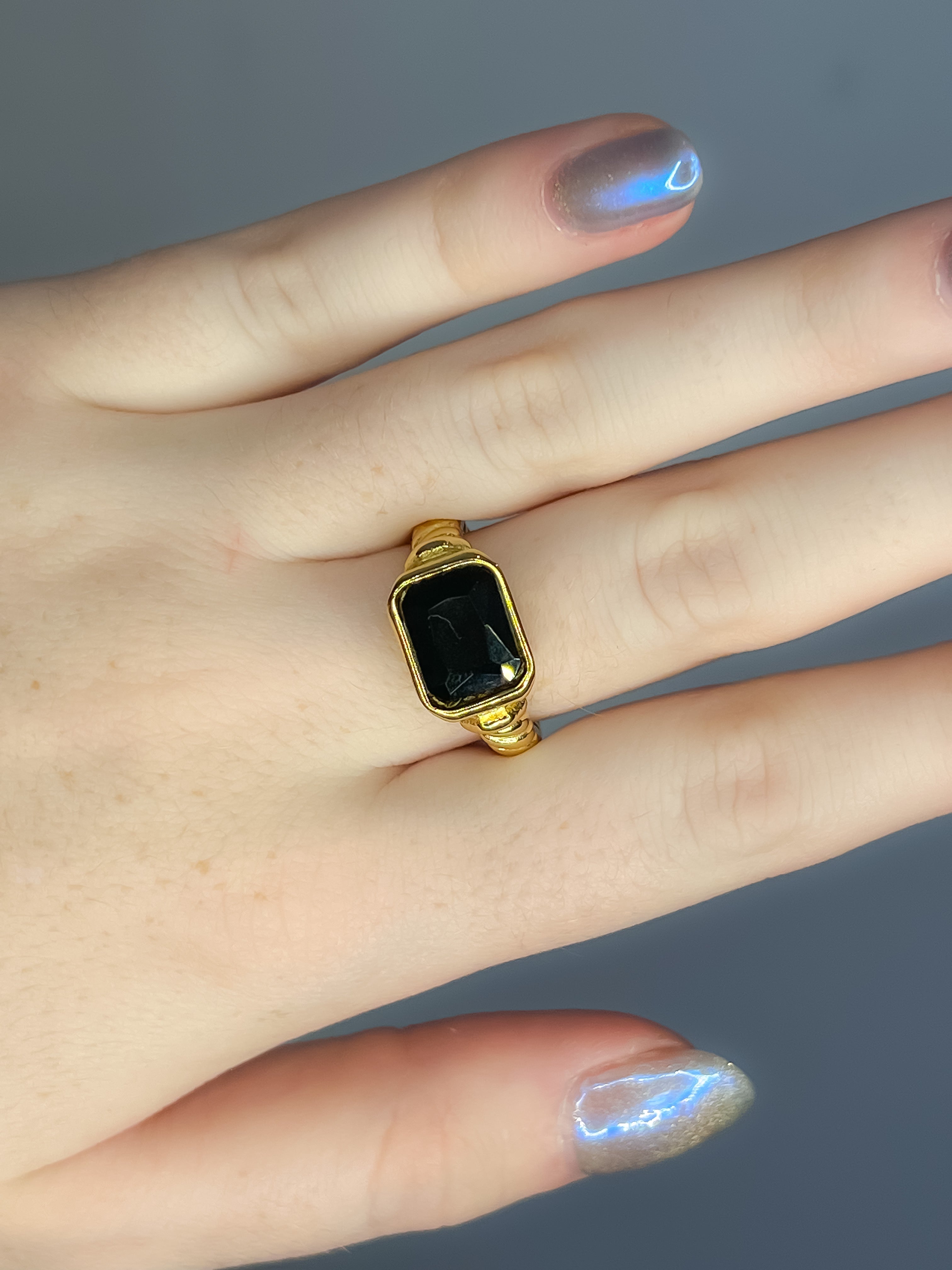 Anilllo con piedra negra