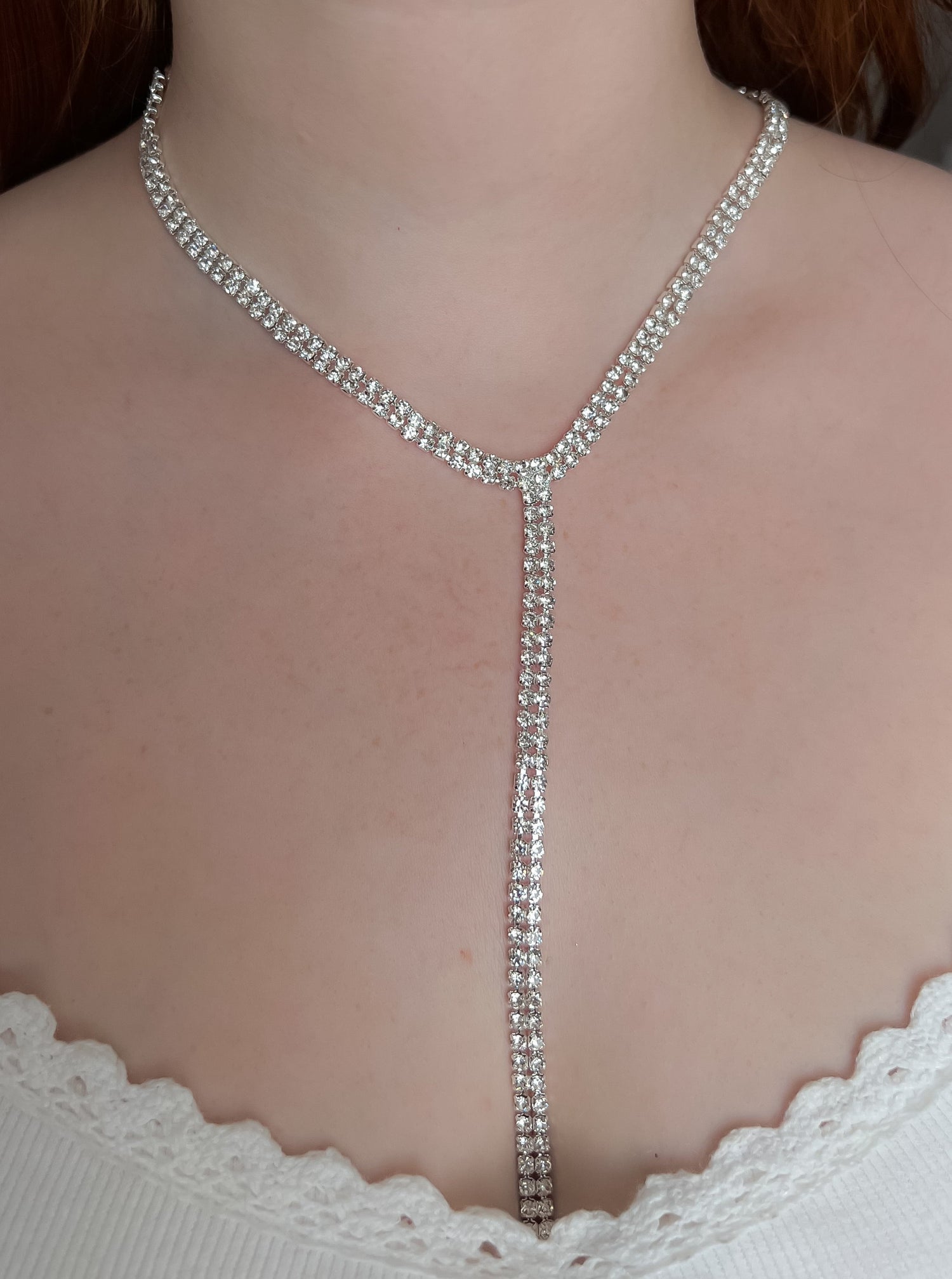 Choker largo de rhinestones plateado