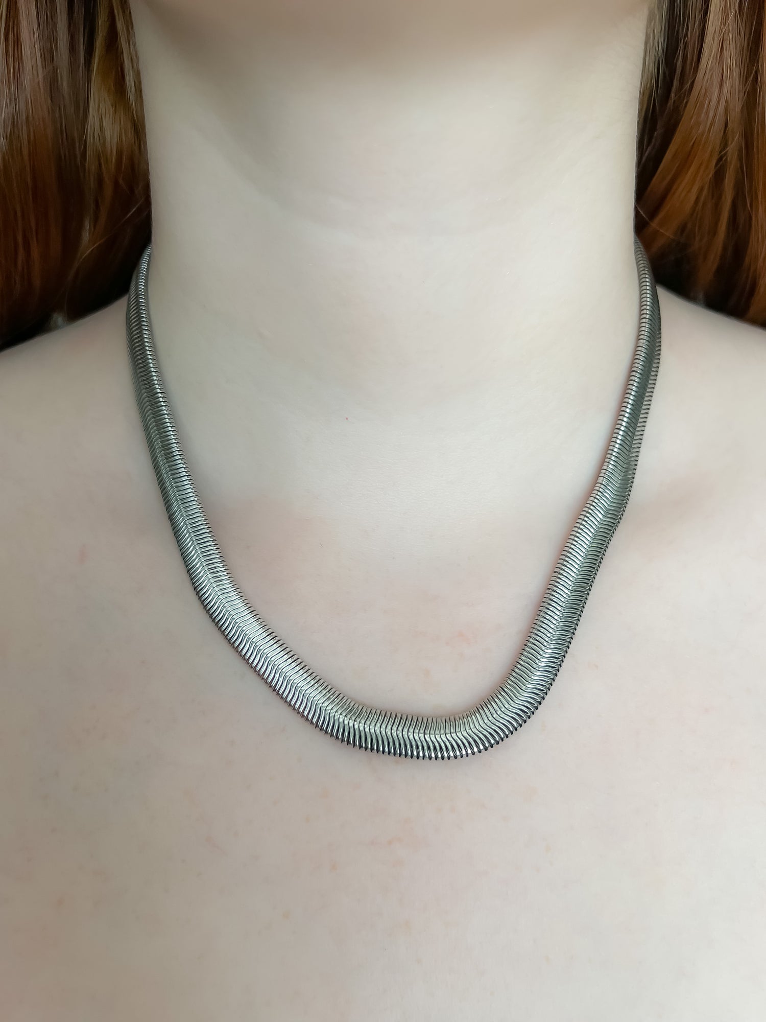 Collar planchado tono acero