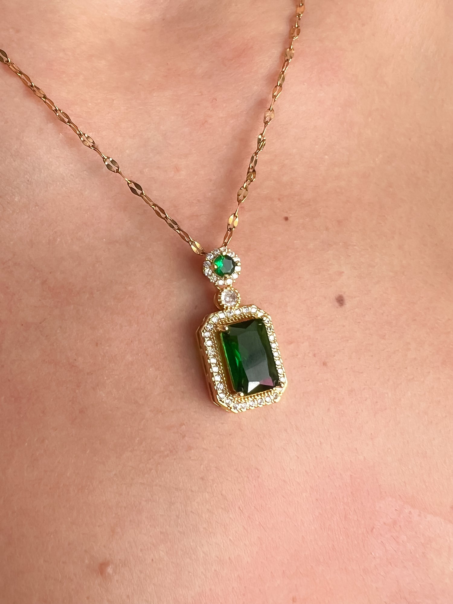 Collar con dije de esmeralda