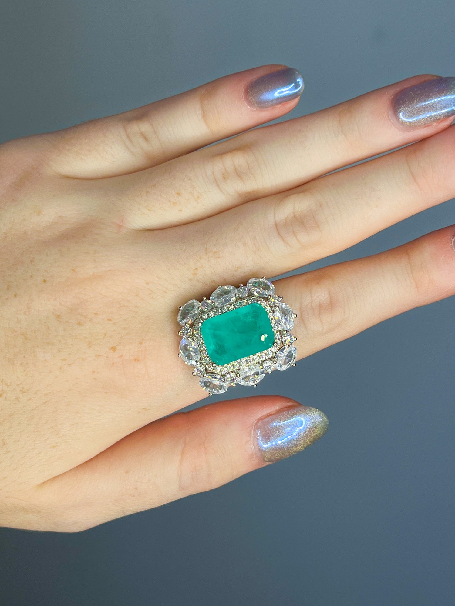 Anillo turmalina paraiba con halo realeza